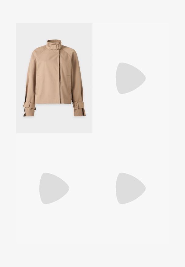 Veste beige avec un col haut et une boucle, manches longues avec des sangles à boucle et deux poches avant, présentée sur fond blanc.; Haut sans manches marron avec un col drapé, fabriqué à partir d'un tissu doux. Texture lisse avec une silhouette ajustée et aucun matériel visible.; Pantalon bleu marine à jambes droites avec passants pour ceinture, fermeture avant cachée et design épuré et lisse.; Ballerine en cuir verni marron avec un bout carré et une lanière ornée d'une petite boucle dorée. Texture lisse, talon bas et design minimaliste.