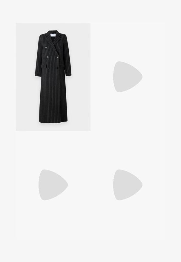 Manteau long croisé en tissu noir avec des fines rayures. Il présente des revers crantés, des poches latérales et des détails de boutons.; Haut à manches longues en maille côtelée bleu marine avec col rond, ourlets et poignets à bords ondulés, et logo "Stine Goya" sur la poitrine.; Jeans en denim bleu clair avec une taille haute, coupe droite, décoloration subtile, style à cinq poches et fermeture à bouton en métal.; Ballerines en cuir noir avec un bout rond, texture lisse, détails de couture minimalistes et design de semelle flexible.