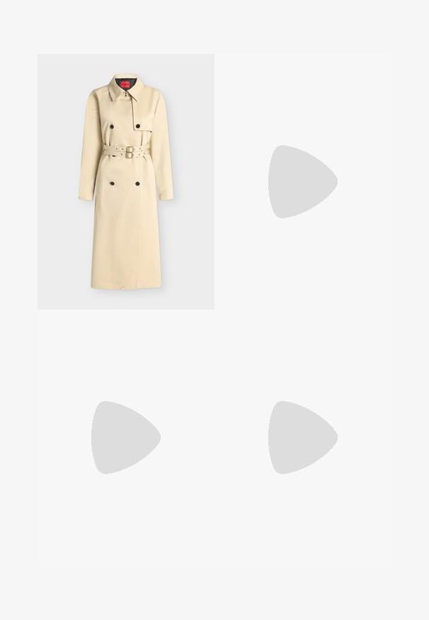 Trench-coat long beige avec des boutons noirs croisés, col pointu et ceinture à double boucle à la taille.; Pull à manches courtes couleur crème avec un col rond et une coupe ample, doté d'une petite étiquette noire avec le texte "BOSS" en orange au niveau du col.; Pantalon beige à jambes larges, taille haute, plis devant et larges revers à l'ourlet, présenté sur fond blanc.; Chaussure slingback en cuir noir à bout pointu avec un talon bloc haut et une doublure intérieure beige sur un fond clair uni.