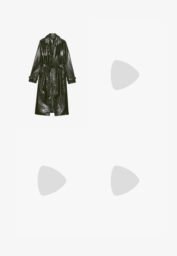 Long manteau en simili cuir vert avec une texture crocodile, taille ceinturée, grands revers et manches retroussables. Design élégant avec une finition brillante.; Sac cylindrique recouvert de sequins dans des teintes argentées et vertes, avec une texture lisse et une surface réfléchissante, présentant une silhouette incurvée.; Bottes en cuir verni noir, arrivant jusqu'aux genoux, avec une surface lisse et brillante, des orteils carrés et des talons épais noirs. Coutures décoratives sur le côté.; Sac à main argenté avec un motif texturé de formes géométriques et de cercles, doté d'une poignée arrondie et d'une bandoulière amovible.