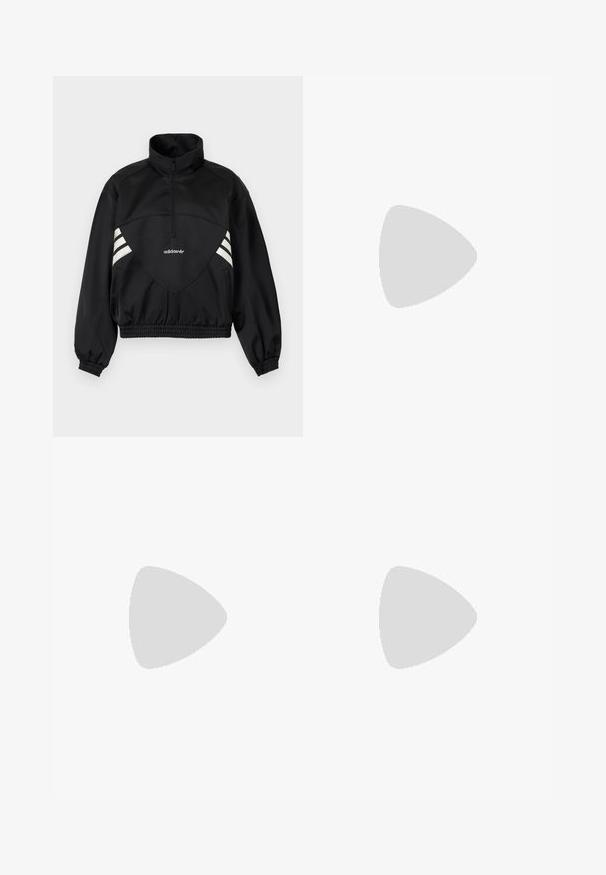 Zwarte Adidas pulloverjas met halve rits, witte zijstrepen, elastische manchetten en elastische zoom op effen achtergrond.; Zwart katoenen t-shirt met korte mouwen en ronde hals, met witte strepen op de schouders en een klein wit Adidas-logo op de borst.; Zwarte wijde broek met elastische tailleband, gemaakt van lichtgewicht stof, plat gelegd op een lichte achtergrond.; Benen met geribbelde lavendelkleurige sokken met witte kruisbanden, gecombineerd met witte ballerina's met zwarte bies op een groene vloer.