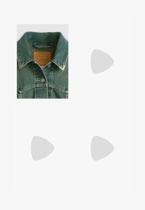 Jeansjacke in verblasstem Türkis mit spitzem Kragen, silbernen Knöpfen und einem Lederetikett mit Branddetails.; Hellblaues Jeanshemd mit Knopfleiste am Kragen, Brusttasche und langen Ärmeln. Verfügt über einen abgerundeten Saum und eine subtile Textur.; Dunkelblaue Denim-Jeans mit geradem Bein, hoher Taille, fünf Taschen und kontrastierenden Nähten. Ohne Verzierungen.; Braune Leder-Cowboystiefel mit spitzer Zehe und gestapeltem Absatz. Verfügt über ein dekoratives Diamantmuster und einen Riemen mit Hardware-Akzenten.