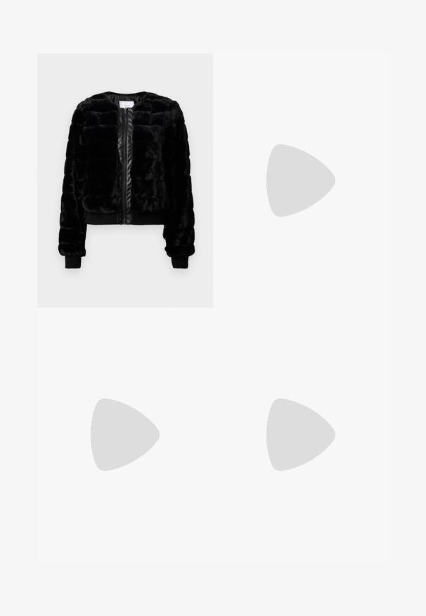 Veste bomber en fausse fourrure noire avec fermeture à glissière, poignets et ourlet côtelés, dotée d'un motif matelassé et d'accents en fausse cuir lisse.; Robe noire à sequins avec un décolleté rond, des manches longues et une coupe décontractée. La surface a une apparence texturée grâce aux sequins.; Escarpin noir en cuir avec un bout pointu et une texture lisse. Dispose d'un talon aiguille fin et d'un décolleté bas.; Petit sac à main noir brillant avec deux longues anses et des détails à cordon sur les côtés sur un fond clair uni.