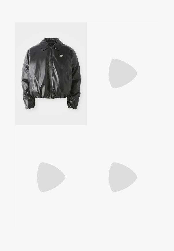 Chaqueta bomber de imitación cuero negra con cremallera frontal, parche de logo en el pecho, dobladillo y puños elásticos, y cuello clásico sobre fondo blanco.; Top negro de malla sin mangas con cuello redondo y gran logotipo "cK" bordado en el pecho, etiqueta Calvin Klein en la parte posterior del cuello.; Pantalones acampanados de cintura alta en negro, hechos de vinilo brillante, con bolsillos frontales, cierre de cremallera y detalles de costura expuesta.; Zapatos de vestir de charol negro con punta afilada, diseño de cordones y acabado liso. Presentan un logo de la marca en relieve en la plantilla.