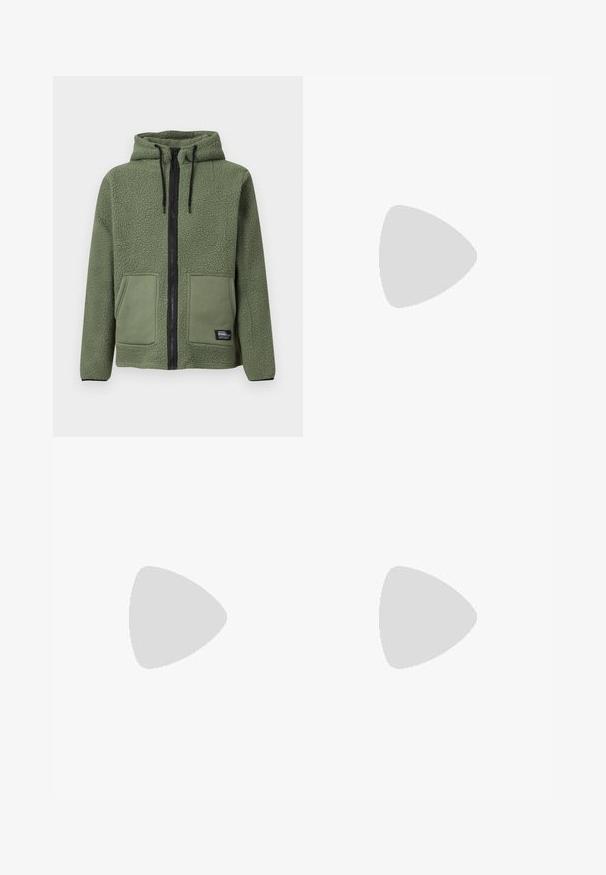 Veste en polaire verte à capuche avec fermeture éclair intégrale noire, cordons, deux poches plaquées frontales et étiquette de marque « Rebel » sur la poche inférieure.; Urban Classics SHORTSLEEVE - T-shirt basique - black; Pantalons cargo noirs en coton, avec une taille élastique et un cordon de serrage, des poches latérales et des poignets fuselés.; Baskets en cuir blanc avec accents noirs, bout arrondi et détails perforés. Semelle en caoutchouc noire avec motif texturé et fermeture à lacets.