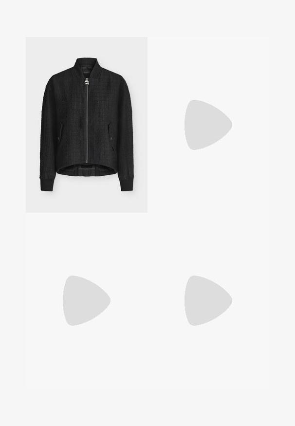 Μαύρο bomber jacket με υφή, φερμουάρ μπροστά και δύο πλαϊνές τσέπες, ριμπ μανσέτες και ελαφρώς μακρύτερο πίσω μέρος.; Γυναικείο τοπ με κοντά μανίκια, μαύρα μανίκια και σχέδιο ασπρόμαυρου καρο στο μπροστινό μέρος, στρογγυλή λαιμόκοψη και φερμουάρ στο πίσω μέρος.; Μαύρη μίνι φούστα με δύο μπροστινές τσέπες με καπάκι, καθεμία με μια μικρή ασημένια διακοσμητική λεπτομέρεια στην γωνία.; Μαύρο δερμάτινο σανδάλι με χαμηλό τακούνι, αγκράφα στον αστράγαλο και μικρό χρυσό διακοσμητικό σε απλό φωτεινό φόντο.