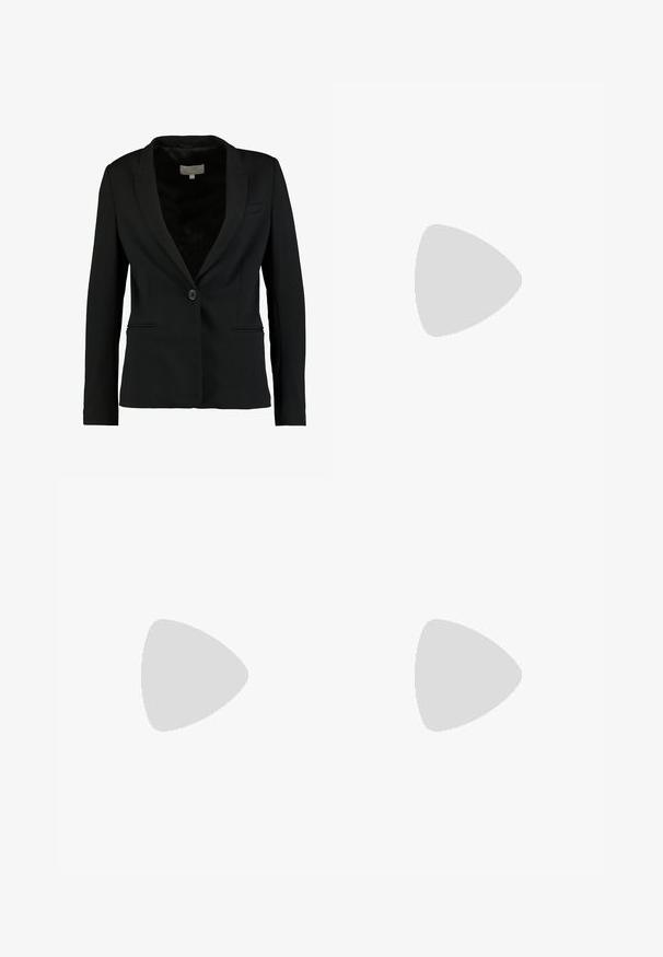 Blazer noir en tissu lisse, doté d'une fermeture à un bouton, de revers crantés et de deux poches avant, avec une coupe ajustée.; Chemise noire à manches longues avec col pointu et sept boutons, présentée sur un fond gris clair.; Pantalons noirs ajustés en tissu lisse, présentant une coupe droite, des plis creux, des passants de ceinture et une fermeture éclair.; Mocassin plat en cuir noir avec un bout rond et une bride sur le dessus, vu de côté.