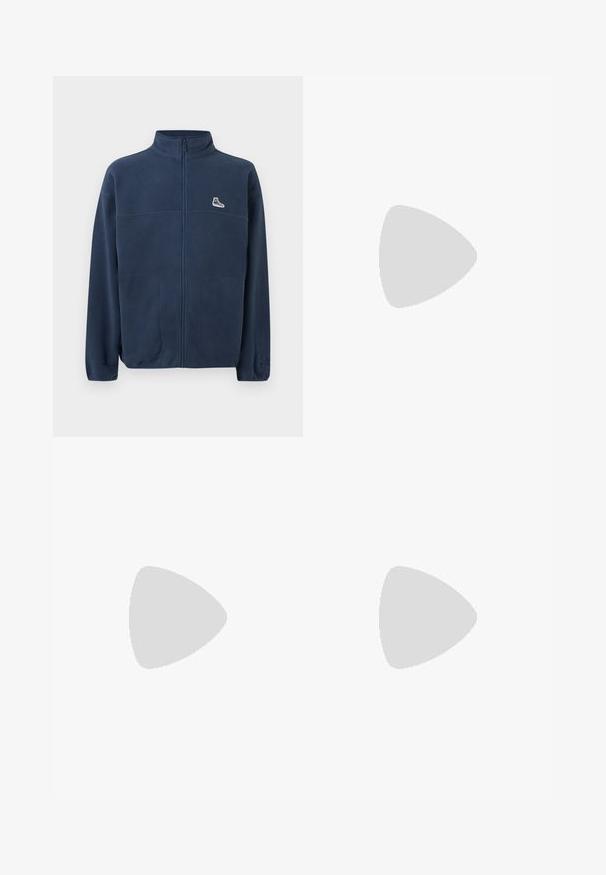 Παντελόνι fleece σε ναυτικό μπλε με πλήρες φερμουάρ, ψηλό γιακά, δύο εμπρόσθιες τσέπες, μικρό λευκό λογότυπο αθλητικού παπουτσιού στο αριστερό στήθος και διακριτικό ανάγλυφο λογότυπο στο αριστερό μανίκι.; Άσπρο μακρυμάνικο μπλουζάκι με στρογγυλή λαιμόκοψη, με μπλε λεπτομέρειες στους ώμους και στα πλαϊνά, με μαύρο κείμενο "Obey Studios 1989-2026 International Visual Institute" μπροστά.; Φαρδιά τζιν παντελόνια σε μπλε απόχρωση με φθαρμένο φινίρισμα. Διαθέτουν πέντε τσέπες, κλείσιμο με κουμπί και αντίθετη ραφή. Βαρέως υφάσματος.; Μαύρο παπούτσι Nike Air Force 1 με λείο δερμάτινο άνω μέρος, τρυπητή μύτη για αναπνοή, μαύρες κορδόνες και υφή ελαστικής σόλας.