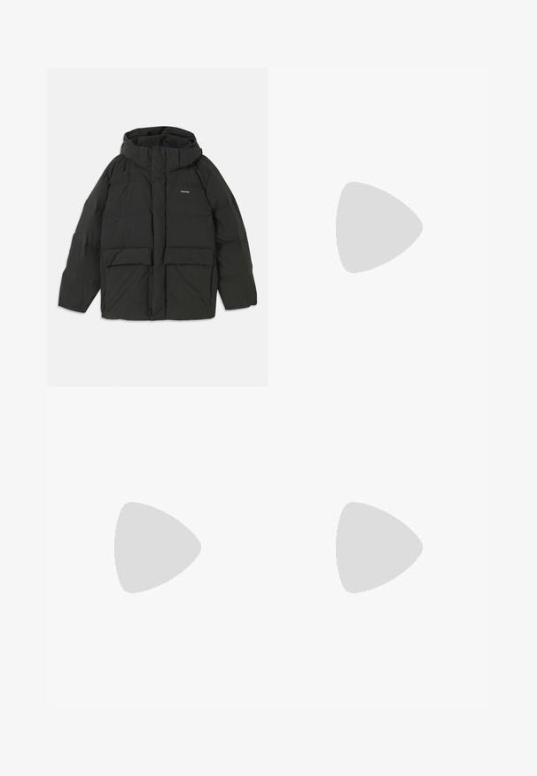 Veste matelassée noire avec capuche. Dispose d'une fermeture éclair à l'avant, de deux grandes poches avant et d'une texture lisse et matelassée. Logo sur la poitrine.; Pull gris foncé à col rond avec manches longues, poignets, ourlet et encolure côtelés, présenté sur un fond clair uni.; Jeans en denim noir avec une coupe ample, taille haute, cinq poches et une fermeture à bouton visible. Présente un délavage subtil et une coupe droite.; Mocassin en cuir noir avec une finition brillante, bout arrondi, détails de couture subtils et semelle en caoutchouc épaisse pour la durabilité.