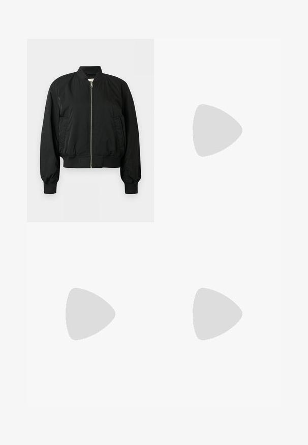 Blouson aviateur noir avec fermeture éclair frontale, col, poignets et ourlet côtelés, ainsi que deux poches latérales, sur fond uni.; Haut noir à manches longues en tissu côtelé avec un col rond et un petit logo CK au centre. Présente une coupe ajustée et une texture douce.; Jean en denim bleu clair à jambes larges ; présente une fermeture à bouton, des poches avant et un motif de dégradé subtil sur le tissu.; Ballerines noires en cuir avec un bout pointu, une semelle plate et une petite sangle avec un détail de boucle en argent.