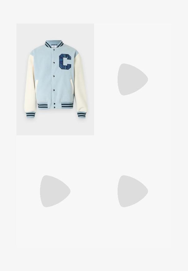 Ανοιχτό μπλε και κρεμ varsity μπουφάν με ριγέ γιακά, μανσέτες, μπροστινές τσέπες, κουμπιά με τυφλό κόψιμο και ένα σκούρο μπλε γράμμα C με σχέδιο στο στήθος.; Καφέ καρό πουκάμισο μακρύ μανίκι με λευκές και μαύρες ρίγες, μυτερός γιακάς και κουμπωτές μανσέτες σε ουδέτερο φόντο.; Σκουρογάλαζο τζιν με ίσια γραμμή, εμπρόσθιες τσέπες, θηλιές για ζώνη και κούμπωμα με κουμπί πάνω σε απλό λευκό φόντο.; Μπεζ αθλητικό παπούτσι από σουέντ χαμηλού προφίλ με τριγωνικές τρύπες, σχεδιασμό με κορδόνια, καφέ σόλα και λογότυπο "GUESS" στο πλάι και στην ετικέτα της φτέρνας.