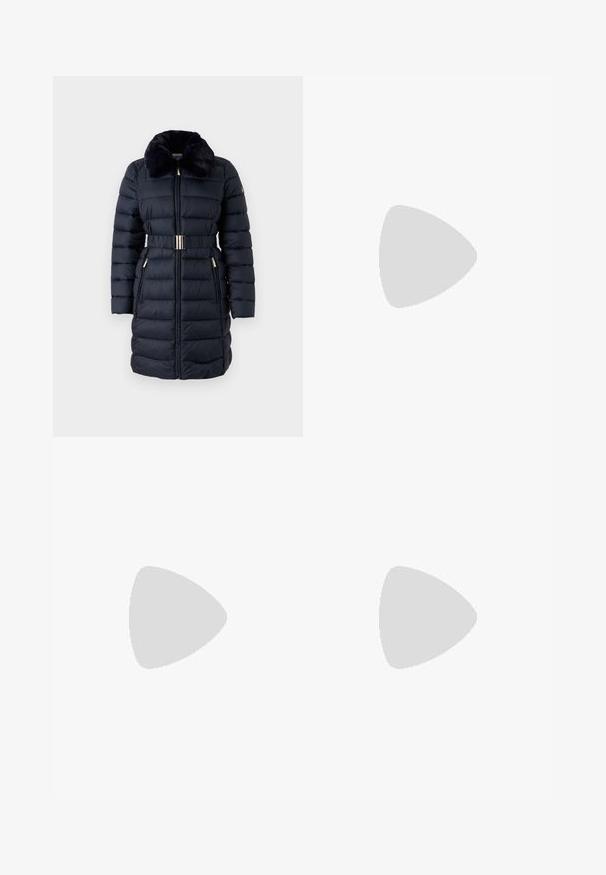 Manteau rembourré bleu marine avec un col en fausse fourrure, taille ceinturée et accents dorés. Comprend des poches zippées et une texture à côtes verticales.; Chemise courte blanche à boutons avec des rayures verticales bleu clair, manches longues, poche poitrine unique et col classique. Tissu en mélange de coton.; Pantalon beige à jambes larges avec des plis, une ceinture à boucle double anneau et un accessoire à chaîne fine en or sur la taille, posé à plat.; Chaussure plate en cuir noir à lacets, bout arrondi et petit talon, vue de profil droit sur un fond clair.
