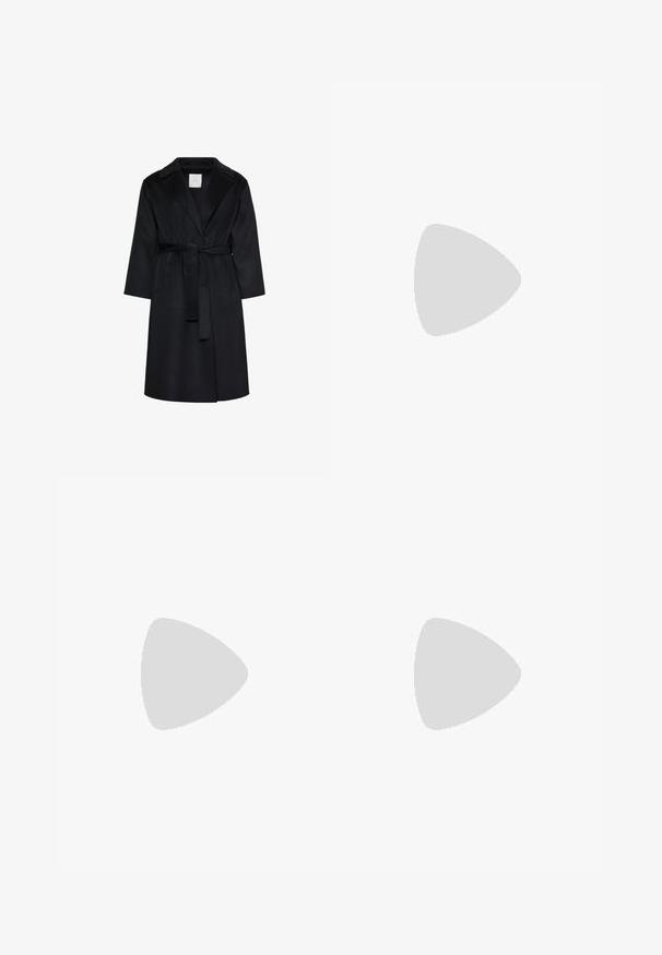 Manteau noir longueur genoux avec larges revers, manches longues et ceinture assortie nouée à la taille, présenté sur fond blanc.; Haut noir à manches longues en tissu lisse. Présente un col en V et un design minimaliste avec une coupe droite et sans ornements.; Pantalon noir ajusté avec une coupe droite, présentant des plis avant, une texture lisse et des passants de ceinture. Pas de poches visibles.; Escarpin noir en cuir avec un bout pointu, doté d'une fine bride de cheville en chaîne argentée et d'une texture lisse et élégante.