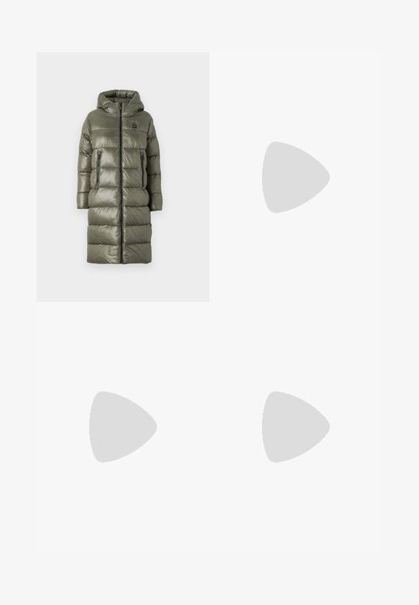 Blauer MARTHA - Wintermantel - verde pigna; Graues ärmelloses Top mit Rundhalsausschnitt. Weicher, strukturierter Stoff mit minimalen Nähten, breite Schultern und lockere Passform.; Jeans mit weitem Bein aus dunkelblauem Denim. Verfügt über eine hohe Taille, fünf Taschen, dezente Waschungen und Nahtakzente entlang der Nähte.; Beige-weißer Sneaker mit einer strukturierten Oberseite, Schnürsenkeln und einer Gummisohle, präsentiert über einer Holzfläche mit Kieselsteinen.