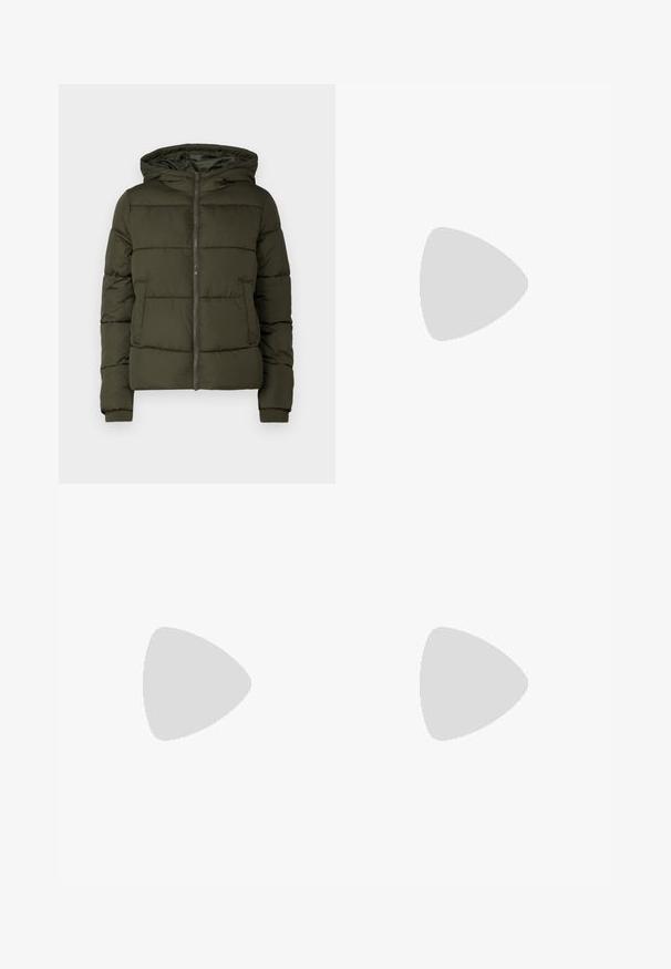 Mørkegrøn polstret jakke med frontlynlås, hætte, sidelommer og ribstrikkede manchetter på lange ærmer.; Sort cropped t-shirt med korte ærmer, rund halsudskæring, lavet af glat bomuldsstof, med minimalistisk design og subtile syninger.; Lyseblå denim flare jeans med en falmet vask, fem lommer, syede detaljer og en lynlås med en knaplukning.; Hvid højt canvas sneaksko med hvide snørebånd, metaløjer, tyk gummisål og tekstureret tåhætte, vendt mod venstre på en hvid baggrund.