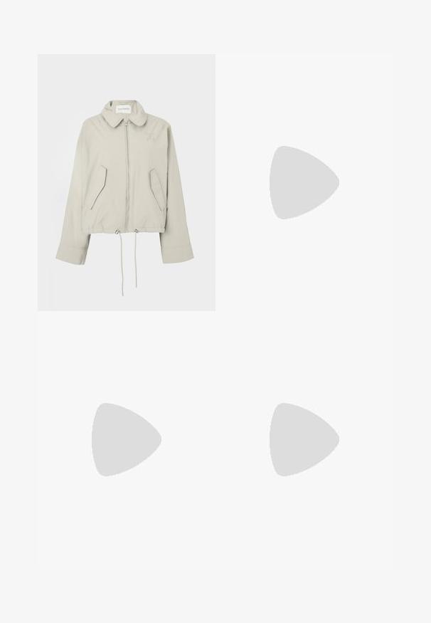 Veste courte gris clair avec col, fermeture éclair devant, deux poches et ourlet à cordon de serrage. Présente une broderie discrète du logo sur la poitrine.; T-shirt court marron uni à manches courtes avec col rond sur fond gris clair.; Jean bleu foncé à jambes larges avec poches avant, passants de ceinture et fermeture bouton et zip sur fond uni.; Baskets basses en suède doré et noir avec des lacets marron, semelle en caoutchouc texturé et détail de logo sur le côté extérieur.