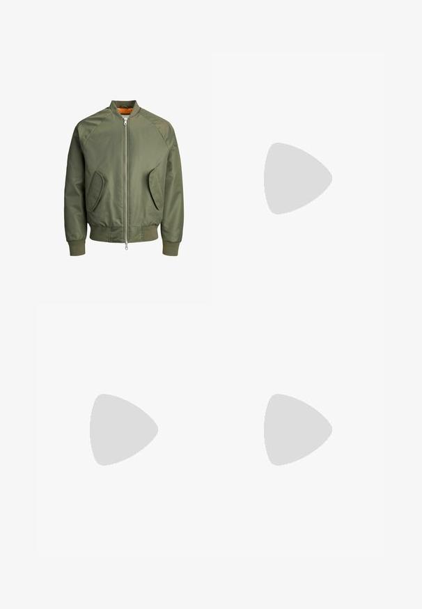 Veste bomber vert olive avec une fermeture éclair à l'avant, des manches raglan, deux poches latérales et des poignets côtelés. L'intérieur est doté d'une doublure orange vif.; T-shirt blanc uni à manches courtes et col rond avec une étiquette de la marque WEEKDAY visible au niveau du col, présenté sur un fond clair.; Jean denim bleu foncé à jambes droites avec coutures orange, bouton frontal et design à cinq poches sur fond blanc.; Mocassin en cuir noir avec une semelle en caoutchouc épaisse et un détail classique de bride à monnaie, vu de côté extérieur.