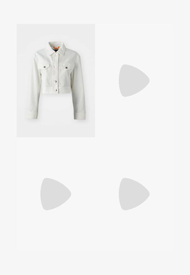 Veste en denim blanche courte avec des boutons métalliques, deux poches poitrine et un col classique. Texture lisse et coupe cintrée.; Haut col roulé blanc à côtes avec des manches longues, fabriqué en tissu extensible. Présente un design ajusté et un encolure haute pour plus de couverture.; Jeans beige à jambes larges avec taille haute, poches avant, et couture contrastée, dotés d'une fermeture à bouton et d'une texture en coton lisse.; Bottine en cuir noir avec un bout pointu et un talon carré lévitant au-dessus d'un sol gris réfléchissant près d'un mur en blocs de verre.