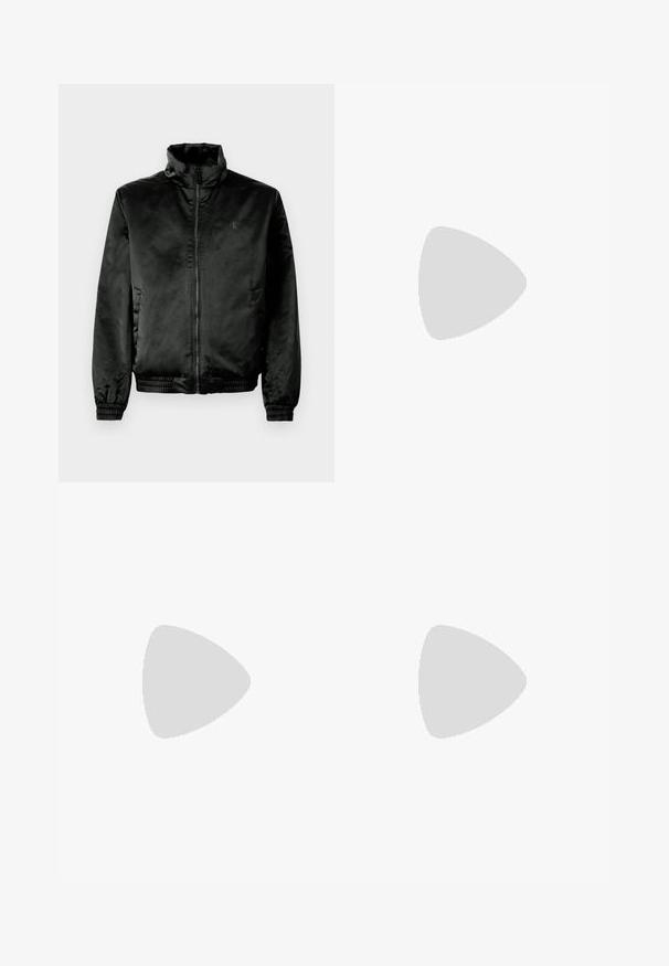 Čierna bomber bunda vyrobená z hladkej, lesklej látky s vysokým golierom, zipsom vpredu a elastickými manžetami a spodným lemom. Minimálne logo na hrudi.; Čierne atletické tričko s krátkym rukávom s sieťovinou na hornej časti hrudníka a ramenách, s logom "Calvin Klein" umiestneným v strede vpredu.; Čierne nohavice s elastickým pásom, rovnými nohavicami a bočnými vreckami, určené na bežné alebo profesionálne nosenie.; Čierna nízka teniska s hrubou bielou podrážkou, šnurovacia, s nenápadným logom "cK" na boku.