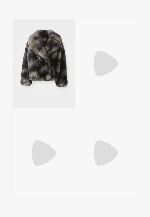 Veste courte en fausse fourrure dans des tons mélangés de gris et de marron avec un large col et des manches longues, étiquetée Munthe.; Haut noir à manches longues en tissu doux, avec un col rond et une coupe décontractée, doté de fentes sur les côtés à l'ourlet pour faciliter les mouvements.; Pantalon noir évasé en tissu doux et texturé avec une taille lisse. Le design présente une jambe large et un ourlet uniforme.; Bottine noire à bout pointu et talon haut et fin, présentée de profil sur fond clair. Design épuré et minimaliste.