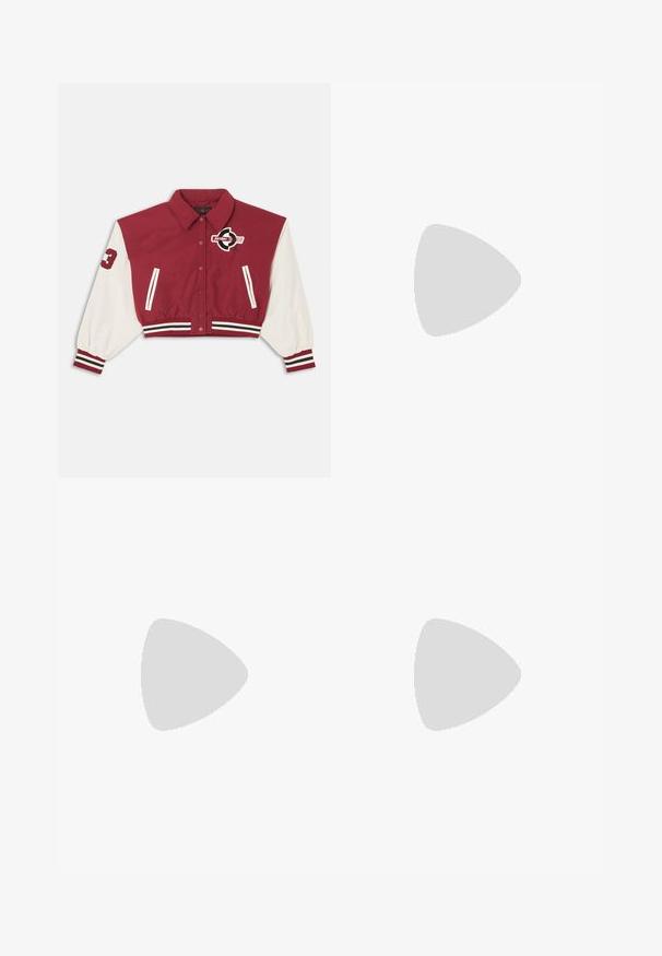 Κόκκινο και λευκό κοντό varsity μπουφάν με μπροστινά κουμπιά τύπου snap, ριγωτές μανσέτες και τελείωμα, πλαϊνές τσέπες και λογότυπο "Jordan" στο στήθος και το μανίκι.; Λευκό κοντομάνικο μπλουζάκι με ρίγες από μαλακό βαμβάκι. Διαθέτει στρογγυλή λαιμόκοψη και μικρή κεντημένη λογότυπο Nike στο στήθος.; Μακριά, μαύρη εξωτερική φούστα με μπροστινές τσέπες, ενσωματωμένη ζώνη και το λογότυπο της The North Face στη δεξιά πλευρά.; Ανοιχτό μπεζ αθλητικό παπούτσι Nike Shox με ορατή σόλα απορρόφησης κραδασμών σε σχήμα στήλης και λεπτομέρειες από δίχτυ στο επάνω μέρος.