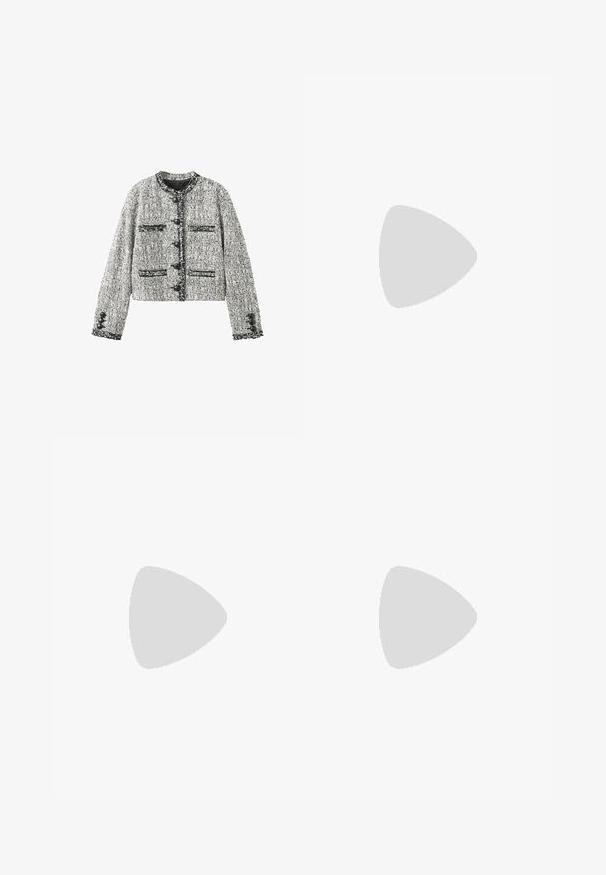 Veste en tweed gris et noir texturée avec col rond, cinq boutons noirs et quatre poches frontales avec détails boutonnés sur les manches.; Haut noir sans manches avec encolure ronde et détail torsadé sur le côté à la taille, en tissu lisse.; Pantalon noir pour femme avec une large ceinture à deux boutons et des jambes légèrement évasées sur fond blanc.; Chaussure à talon haut noire à bout pointu avec talon stiletto et finition en cuir lisse, présentée de profil sur fond blanc.