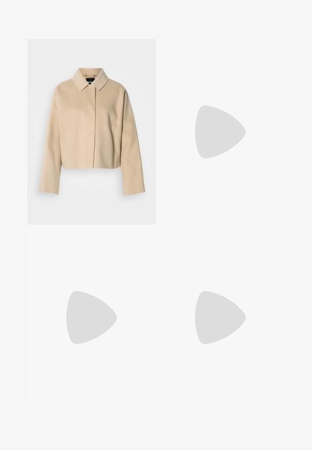 Manteau court beige avec une texture en laine lisse, col pointu et manches longues. Présente une patte de boutonnage à l'avant sans attaches visibles.; T-shirt blanc ajusté à manches courtes avec col rond sur fond uni, avec un léger détail froncé sur le côté.; Pantalon bleu clair à jambes droites avec passants de ceinture, fermeture par bouton et poches latérales avant sur fond uni.; Ballerine en cuir verni marron avec un bout carré et une lanière ornée d'une petite boucle dorée. Texture lisse, talon bas et design minimaliste.
