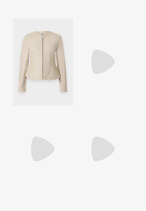 Veste en similicuir beige avec un col rond, des manches longues et une fermeture éclair à l'avant. Caractérisée par un ourlet peplum et une texture lisse et élégante.; Combinaison noire sans bretelles avec un corsage côtelé ajusté et un pantalon tailleur à jambes larges.; Escarpins à talon aiguille en cuir verni noir, avec un bout pointu, un talon aiguille bas et un design élégant et simple sans embellissements.; Petit sac à main noir brillant avec deux longues anses et des détails à cordon sur les côtés sur un fond clair uni.