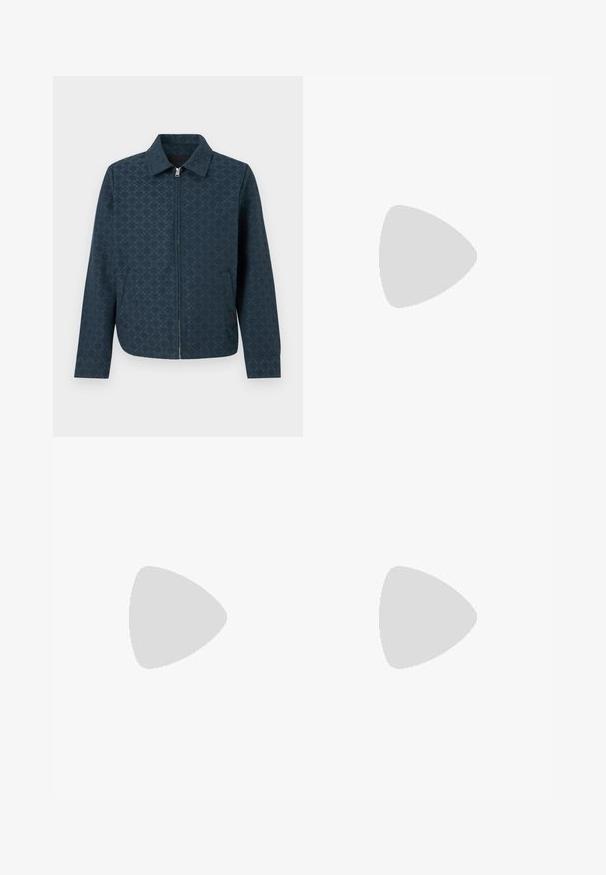 Veste zippée bleu foncé avec un motif subtil à carreaux, col, manches longues et poches avant inclinées.; Chemise noire à manches longues avec boutons, coutures contrastantes blanches et une poche poitrine unique sur un fond uni.; Pantalons noirs ajustés avec une coupe décontractée, devant plissé et jambes larges. Caractéristiques d'un ourlet à retournement et d'une texture de tissu lisse.; Mocassin homme en cuir noir avec un petit talon et une couture de style mocassin sur l'avant, vu de côté sur un fond uni.