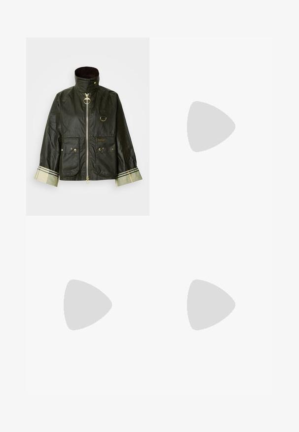 Veste cirée vert foncé avec un col montant, des accessoires dorés, deux poches avant et un détail à carreaux sur le poignet. Nom de la marque « Barbour » affiché.; Chemise à manches longues bleu marine avec col, design torsadé à l'avant, et ceinture noire avec boucle dorée et détails cloutés. Texture de tissu douce.; Pantalons slim beige pour femmes avec taille haute, deux boutons sur le côté et une petite poche à rabat boutonnée près de la taille.; Botte haute en cuir noir avec un talon bas et une bride latérale à petite boucle dorée, présentée sur un fond neutre.