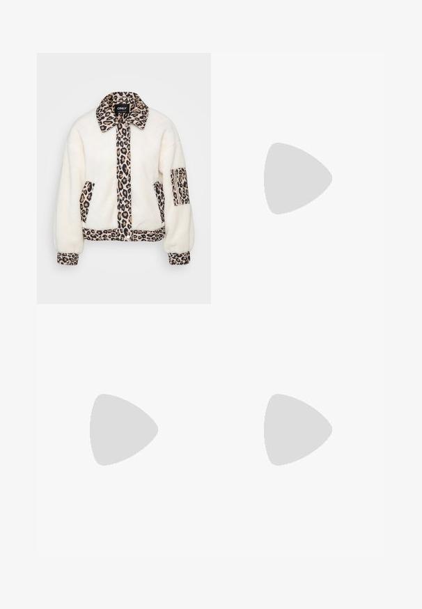 Witte fleece jas met luipaardprint accenten op de kraag, het voorpand, de zakken en de boorden. Kenmerkt zich door een knoopsluiting en een ontspannen pasvorm.; Witte katoenen t-shirt met korte mouwen, versierd met meerdere geborduurde kleine aardbeien in roze en groen. Ontspannen pasvorm, ronde hals.; Zwarte, wijde broek gemaakt van een zachte stof. Heeft een elastische tailleband met een trekkoord en metalen uiteinden. Soepele textuur, zonder patronen.; Zwarte Mary Jane-stijl schoen met dikke geribbelde zool en gesp, rustend op een gestructureerd blauwe tapijt met wazige achtergrond.