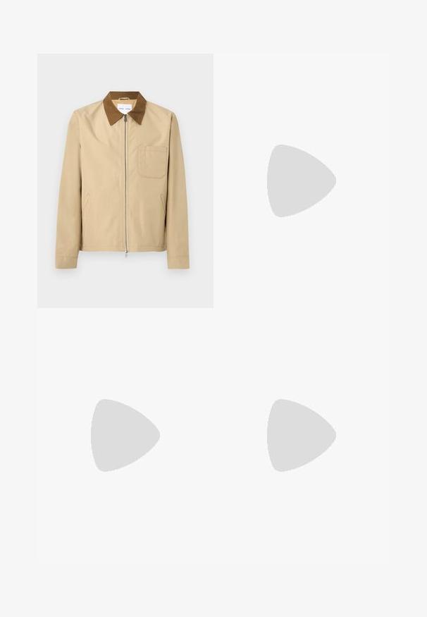 Veste beige à fermeture éclair avec col marron, manches longues, poche poitrine à gauche et deux poches latérales.; T-shirt en coton uni vert olive à manches courtes, col rond, avec une étiquette de marque blanche visible à l'intérieur du col.; Jean en denim bleu clair avec une coupe droite, un design à cinq poches et une finition délavée. Comprend une fermeture avec bouton et zip.; Baskets basses en cuir blanc avec bout rond, lacets plats, semelle texturée et logo discret doré sur le côté. Surface lisse et design minimaliste.