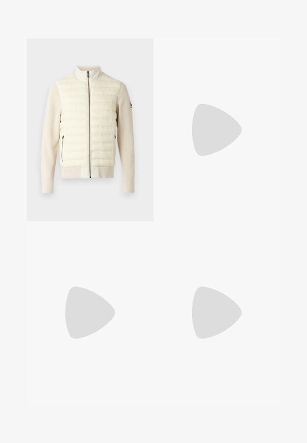 Doudoune de couleur claire avec un col montant, un devant matelassé, des manches en tricot côtelé et deux poches latérales zippées. Texture lisse dans l'ensemble.; T-shirt blanc uni à manches longues avec un col rond haut, présenté de face sur un fond clair.; Pantalon homme sur mesure de couleur marron clair avec passants de ceinture, plis, bouton à l'avant et braguette zippée, posé à plat sur un fond blanc.; Mocassins en cuir noir avec une finition texturée, dotés d'une bride décorative à l'avant et d'un bout arrondi. Semelle en caoutchouc pour plus de durabilité.