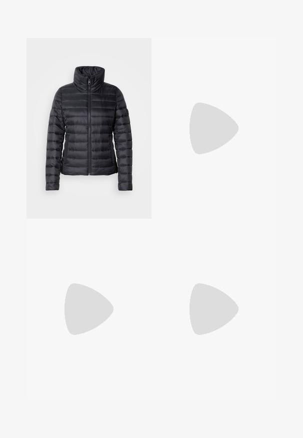 Doudoune noire avec col montant, fermeture éclair, design matelassé horizontal et texture lisse. Dispose de poches latérales et d'une silhouette ajustée.; Pull en maille navy avec un col montant, des manches longues et une coupe carrée. Texture douce, design minimaliste et sans logos ni motifs visibles.; Jean large de couleur bleu clair en denim. Doté d'un design classique à cinq poches et d'une braguette à boutons apparents. Texture douce et finition unie.; Bottines en cuir noir avec un bout pointu et un talon épais. Texture lisse avec des accents minimalistes et un design élégant et ajusté.