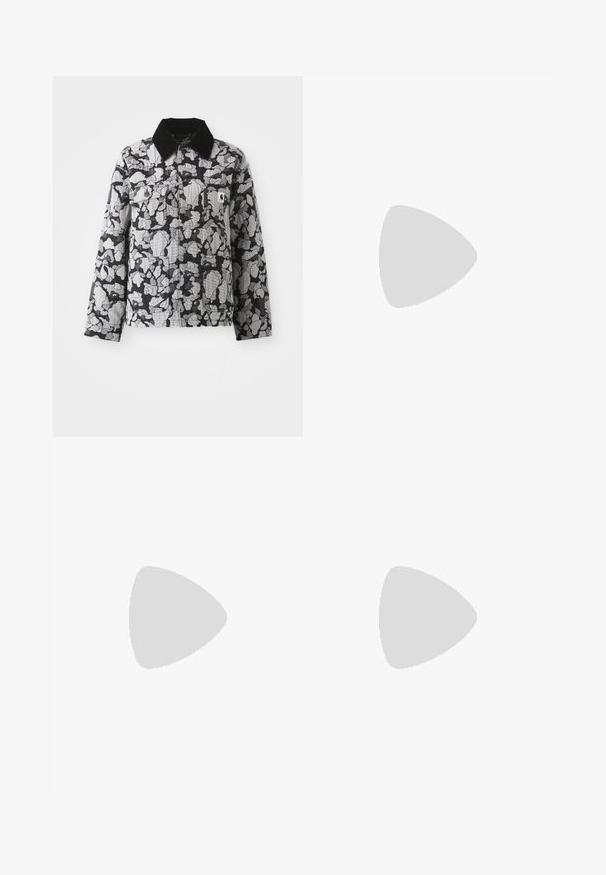 Veste à motif camouflage noir et gris avec col noir, devant boutonné, poches à rabat sur la poitrine, écusson logo jaune sur la poche de poitrine gauche.; Blouse bleu clair avec des rayures verticales bleu foncé et blanches, manches longues bouffantes, poignets boutonnés, et col arrondi bordé de dentelle festonnée.; Jean large en denim bleu foncé, avec une taille haute, des poches avant et une fermeture à lacer à la taille.; Baskets bleu clair avec une sangle à velcro, des bandes crème sur les côtés, tige en tissu souple, semelle en caoutchouc marron texturée.