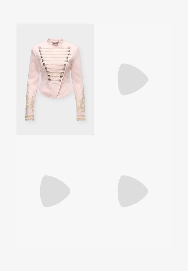 Lyserosa tettsittende jakke med sølvknapper, flettede snorer foran og intrikat blonderbroderi på ermene.; WAL G. ELLE CUT OUT MINI - Cocktailkjole - fuchsia; Steve Madden CARLITA - Sandaler med høye hæler - pink; Svart clutchveske med en stor sløyfe, prydet med sølvnagler, med en kjedehengsler og en teksturert overflate som fanger lyset.