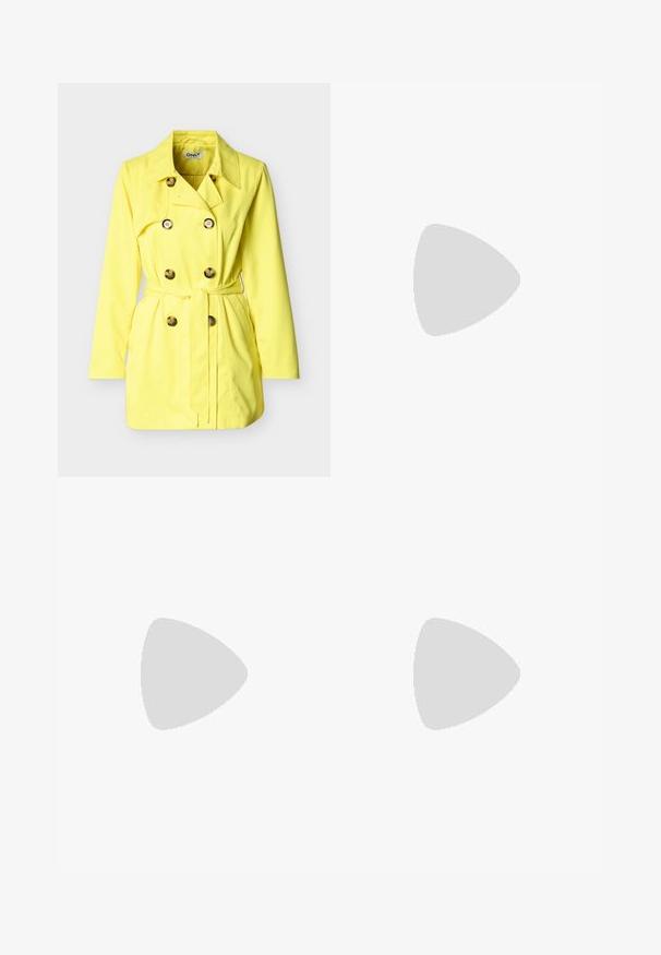 Trench-coat jaune avec fermeture boutonnée croisée, ceinture et poches latérales. Tissu lisse avec un col classique et des manches longues.; T-shirt côtelé à manches courtes à rayures horizontales vert clair et blanc avec un col rond sur un fond uni.; Pantalon jaune à jambes droites avec bouton devant, fermeture éclair et design à cinq poches sur fond uni.; Chaussure slingback en cuir verni noir avec bout pointu et petit talon bloc incliné sur fond clair uni.