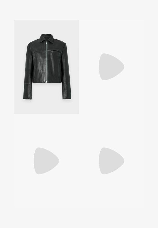 Veste en cuir noire avec fermeture éclair à l'avant, col pointu et une poche poitrine. Présente des détails de coutures et une coupe courte. Texture lisse.; T-shirt en coton gris clair à manches courtes et col rond avec une étiquette noire visible à l'intérieur du col indiquant "DENIM" et la taille "S."; Jean en denim bleu à taille haute, fermeture à boutons, poches avant et arrière, et légère évasement en bas.; Chaussure plate en cuir noir à bout pointu avec talon bas et finition lisse, vue de côté sur un fond gris clair.