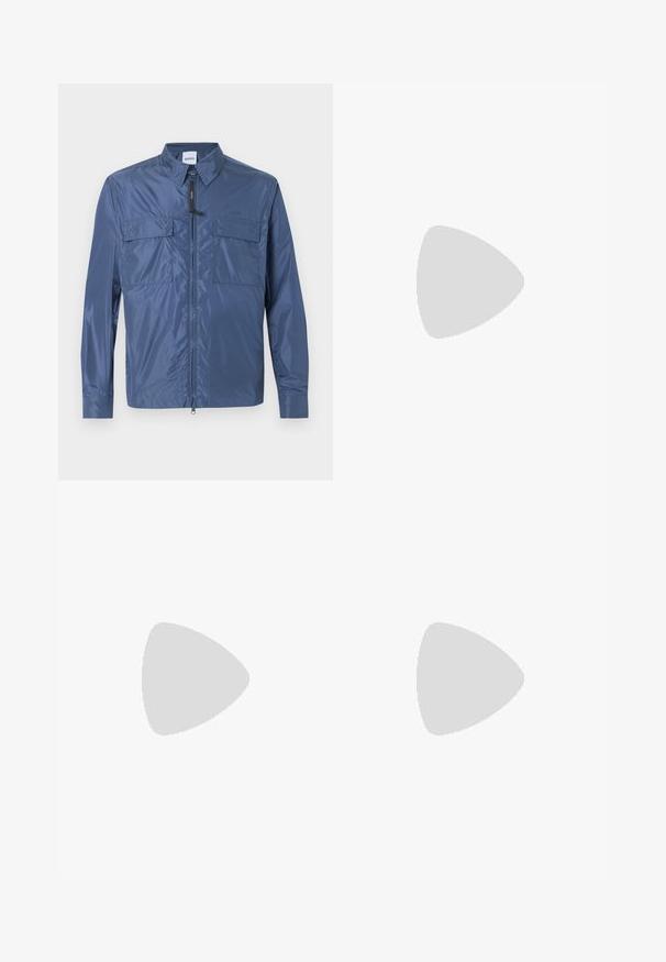 Veste légère bleue à manches longues avec fermeture éclair frontale, deux poches à rabat sur la poitrine et un col pointu.; T-shirt beige à manches courtes avec col rond et poignets côtelés, présenté sur un fond clair uni.; Jean en denim bleu foncé à jambes droites avec poches avant, passants pour ceinture, fermeture à bouton et légère décoloration sur les cuisses et les genoux.; Baskets en daim beige avec un bout rond, des lacets plats et une semelle en caoutchouc texturé. Design minimaliste avec des bords lisses et des coutures discrètes.