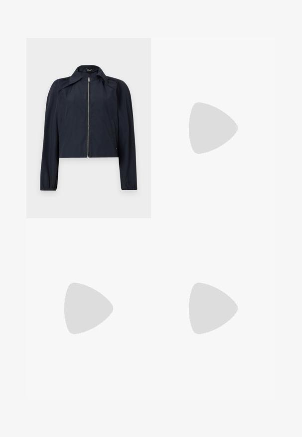 Veste légère bleu marine avec fermeture éclair frontale, manches longues, col et poches latérales sur un fond clair uni.; T-shirt à manches courtes couleur crème, col rond, avec petit logo brodé sur le côté gauche de la poitrine et étiquette noire "BOSS" à l'intérieur du col.; Pantalon beige taille haute à jambes larges avec de fines rayures verticales, plis devant et passants pour ceinture à la taille.; Baskets crème et beige avec une tige texturée, des lacets et une semelle en caoutchouc, présentées au-dessus d'une surface en bois avec des cailloux.