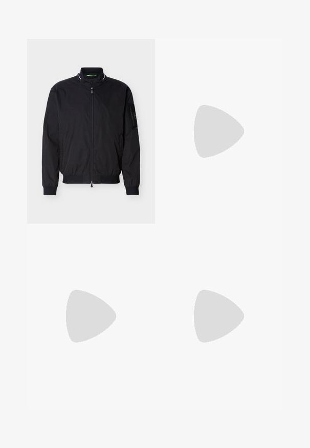 Blouson aviateur noir zippé avec col montant, poignets et ourlet côtelés, et une poche zippée sur la manche gauche.; Sweat-shirt gris clair à col rond avec poignets et ourlet côtelés, petit logo "BOSS" centré sur la poitrine.; Pantalon beige sur mesure avec plis sur le devant, passants de ceinture et jambes droites, présenté sur un fond clair et uni.; Bottine en cuir noir avec des panneaux latéraux élastiques, bout rond et tirette. Texture lisse, semelle plate, design minimaliste.