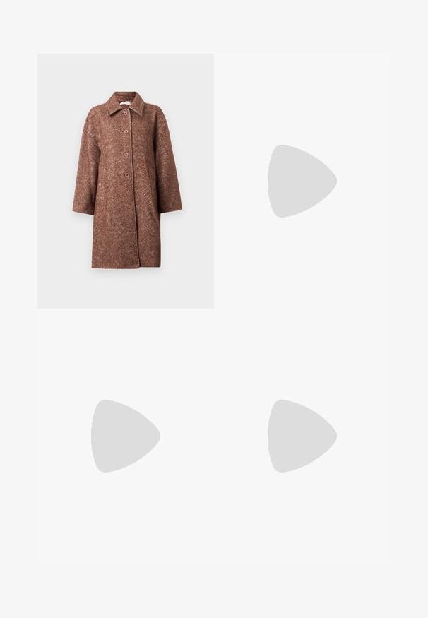 Bruine wolblendjas met een subtiel diagonaal patroon, knoopsluiting, kraag en voorzakken met knoopdetails.; Trui met lange mouwen en ronde hals in gemêleerd donkerroze, geribbelde boorden en zoom, zachte gebreide stof, losse pasvorm.; Bordeauxrode wijde ribfluwelen broek met hoge taille, knoop- en ritssluiting aan de voorkant en voorzakken.; Benen met donkere geribbelde leggings gecombineerd met zwarte ballerina's met kleine strikdetails op een witte achtergrond.