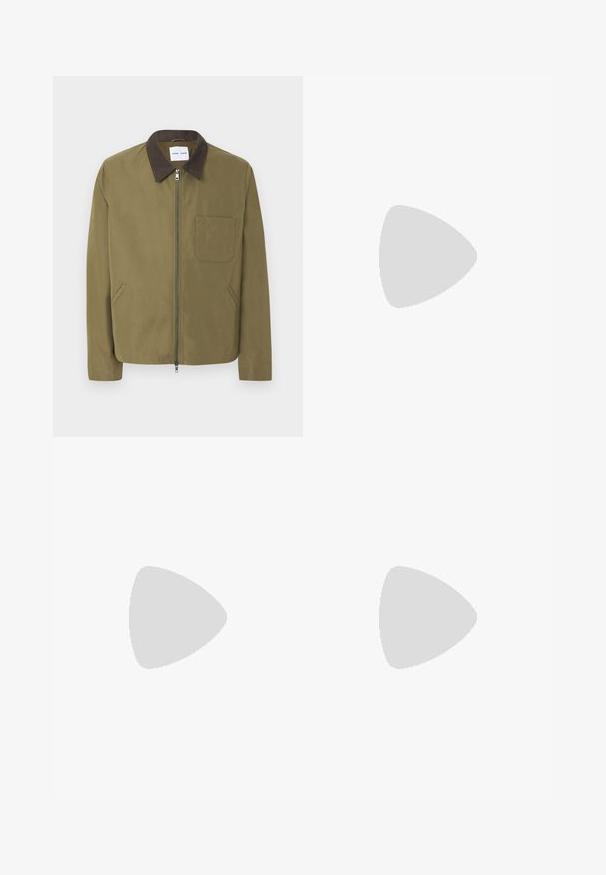Veste zippée vert olive avec col marron foncé, poche poitrine à gauche et deux poches latérales, présentée sur fond blanc.; T-shirt blanc à manches courtes et col rond avec un petit logo Penfield rectangulaire bleu sur le haut de la poitrine gauche.; Short beige jusqu'aux genoux avec passants de ceinture, poches latérales et un bouton noir à la fermeture devant, présenté sur fond blanc.; Chaussure en daim marron avec un bout arrondi, des coutures décoratives et six œillets de lacets contrastants. Semelle plate et design minimaliste.