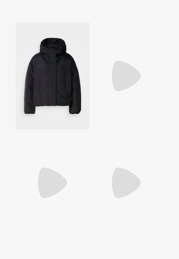 Zwarte pufferjack met een hoge kraag en capuchon, voorzien van twee voorzakken en elastische manchetten. Soepel, lichtgewicht materiaal met een matte afwerking.; Lichtgrijze trui met een hoge kraag en een kwart rits. Gemaakt van een zacht, gevarieerd materiaal, met lange mouwen en een strakke zoom.; Zwarte faux leren broek met wijde pijpen en hoge taille, met geplooid voorpand en een gladde textuur. Heeft een schoon, minimalistisch ontwerp.; Zwarte leren enkelboot met een slank ontwerp, ronde neus, gestructureerde stiksels aan de bovenkant en een blokhak. Voorzien van een ritsluiting en een aantreklip.