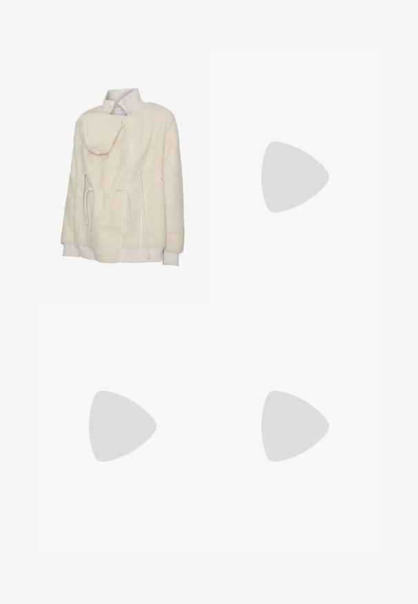 Μπουφάν από sherpa fleece σε κρεμ χρώμα με ψηλό ριμπ γιακά, φερμουάρ μπροστά, ρυθμιζόμενα κορδόνια και ριμπ μανσέτες και τελείωμα.; Κρεμ ribbed πλεκτό πουλόβερ εγκυμοσύνης με χαλαρή εφαρμογή, φαρδιά λαιμόκοψη και μακριά μανίκια, που αναδεικνύει μια απαλή υφή και casual σχεδιασμό.; Τζιν εγκυμοσύνης με μαύρη ελαστική μέση, ύφασμα σκούρου μπλε denim, φαρδιά γραμμή και κλασικό στυλ με πέντε τσέπες.; Μαύρη δερμάτινη μπότες μέχρι τον αστράγαλο με χαμηλό τετράγωνο τακούνι, στρογγυλή μύτη και θηλιά στην πλευρά, σε απλό φόντο.