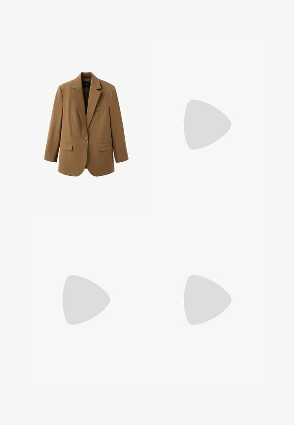 Blazer marron à bouton unique avec fines rayures, revers crantés, deux poches avant à rabat et une poche poitrine passepoilée.; Robe midi marron foncé sans manches avec col haut, haut drapé ample et bas de jupe froncé et ajusté.; Mule ouverte en cuir marron avec un talon haut fin et une large bride à l'avant, vue de profil sur fond blanc.; Sac à bandoulière en cuir marron avec rabat avant et boucle dorée, disposant d'une bandoulière réglable avec ferrures dorées sur fond blanc.