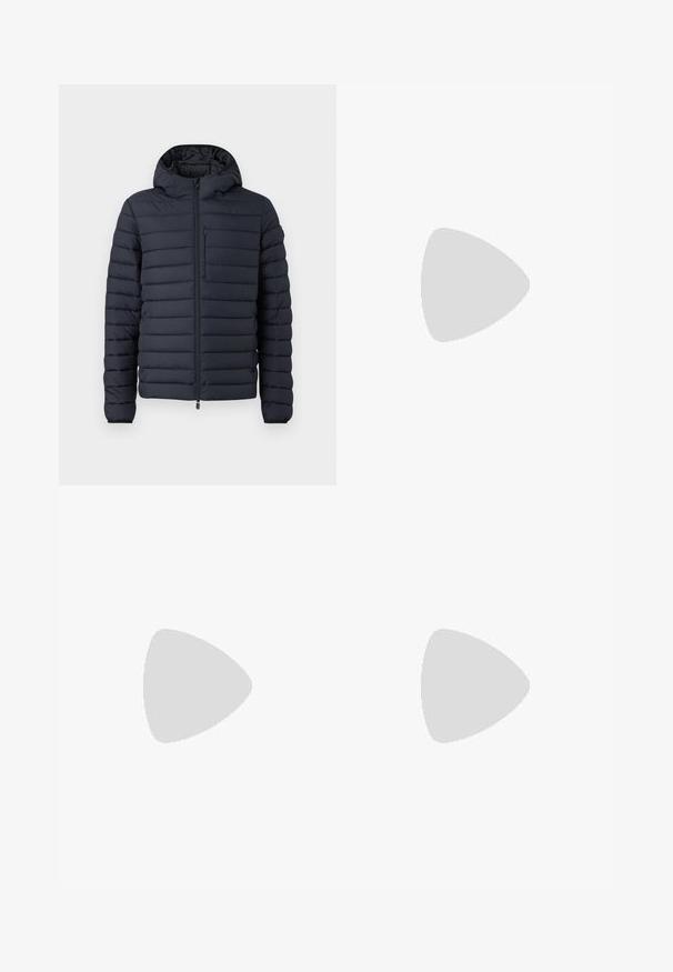 Donzen jas in donkerblauw, met horizontaal gestikte secties, een capuchon, een ritssluiting aan de voorkant en een borstzak met rits.; Bruine lange mouwen shirt gemaakt van zachte stof, met een ronde halslijn en een geribbelde textuur. Eenvoudig, klassiek ontwerp zonder versieringen.; Blauwe spijkerbroek met rechte pijpen, voorzakken, riemlussen en een knoopsluiting.; Zwarte leren loafer met lage hak zwevend boven een beige tapijt, naast een glanzende amberkleurige tafel in een minimalistische kamer.