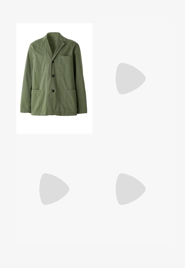 Olijfgroene jas van katoen met een zachte textuur. Kenmerkt zich door een notch-lapel, drie voorkezen en een knoopsluiting.; Witte katoenen t-shirt met korte mouwen en ronde hals, voorzien van een klein gouden logo op de linkerkant van de borst. Zachte textuur en een normale pasvorm.; Donkerblauwe denim jeans met een recht-uitlopende pasvorm, voorzien van een knoopsluiting, vijf zakken en subtiele stikseldetails.; Zwarte leren enkellaars met gouden oogjes, bruine accenten en een rubberen zool. Heeft een gevoerde kraag en geperst logo aan de zijkant.