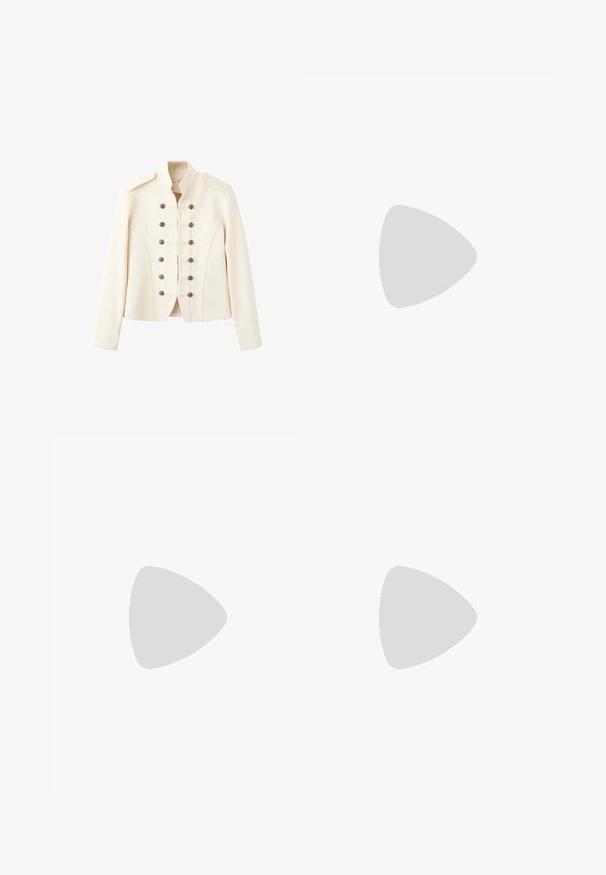 Veste style militaire blanc cassé avec col montant et deux rangées de boutons métalliques décoratifs à l'avant.; Polo crème à manches courtes avec rayures horizontales marron, patte de boutonnage et col ainsi que bords de manches côtelés.; Pantalon crème taille haute à jambes larges avec plis à l'avant, une ceinture avec passants et une petite poche à rabat sur le côté droit.; Sandale plate noire avec des lanières croisées et une bride à boucle dorée à la cheville, présentée de profil sur fond blanc.