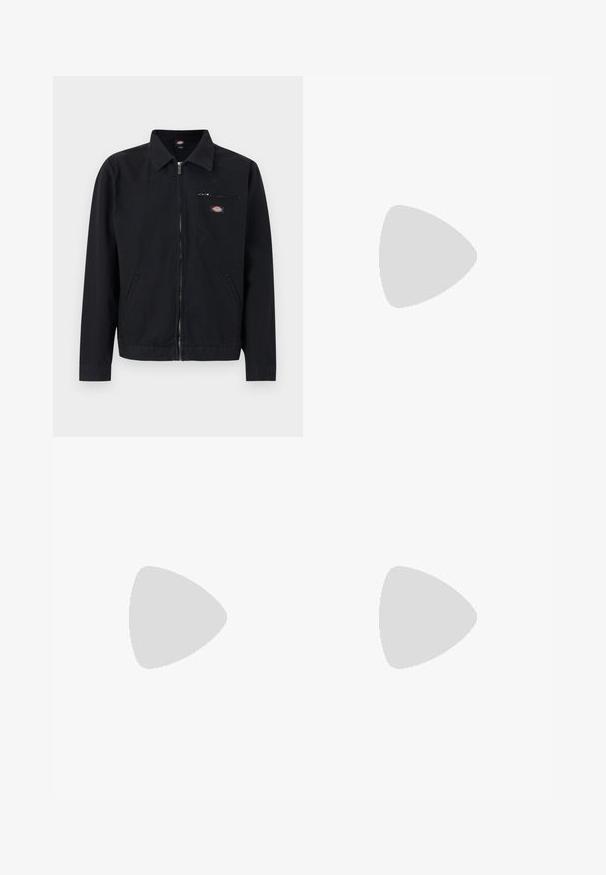 Veste noire zippée avec col, deux poches latérales et une petite poche poitrine zippée avec un patch logo circulaire.; Chemise à carreaux boutonnée en blanc, vert et bleu. Elle comporte des manches longues, un col, deux poches avant et une broderie de logo sur la poitrine.; Pantalon de travail en denim bleu foncé à jambes larges avec grandes poches avant et latérales, fermeture par boutons, et petite étiquette logo sur la cuisse.; Chaussure de bateau en cuir marron avec des lacets noirs, des coutures beiges et une semelle robuste, suspendue au-dessus d'un sol en béton gris.